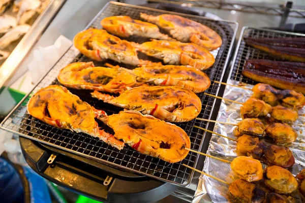 Grill Hummer und Jakobsmuscheln auf dem feuchten Markt — Stockfoto