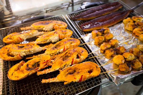 Жареные омары и гребешки на мокром рынке — стоковое фото