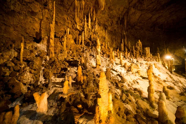 洞窟の中の鍾乳石 — ストック写真