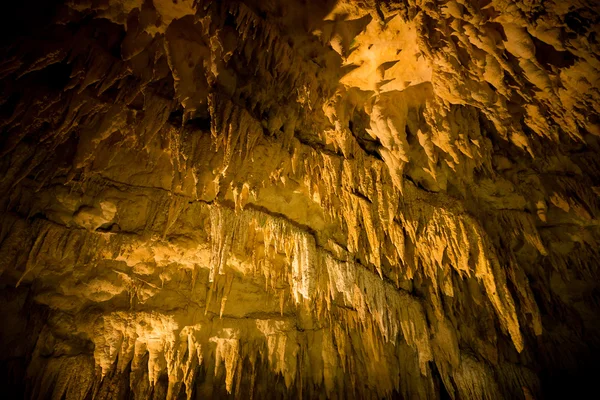 Stalactites à l'intérieur grotte — Photo