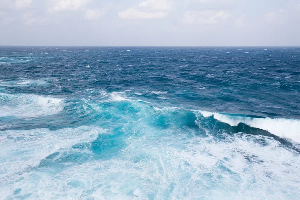 Vågor i blå havet — Stockfoto