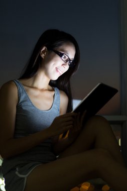 Dijital tablet pc kullanan kadın