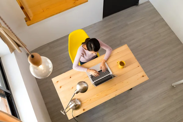 Vrouw met behulp van zakboekje computer thuis — Stockfoto