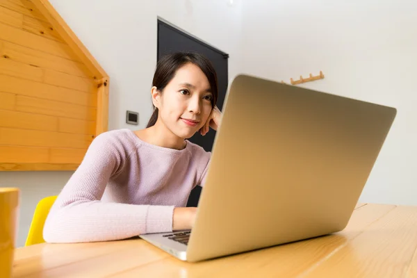 Mulher usando computador portátil em casa — Fotografia de Stock