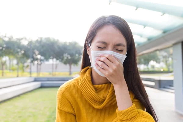 Aziatische vrouw dragen gezichtsmasker — Stockfoto