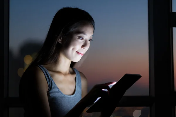 Kobieta za pomocą cyfrowych typu Tablet — Zdjęcie stockowe