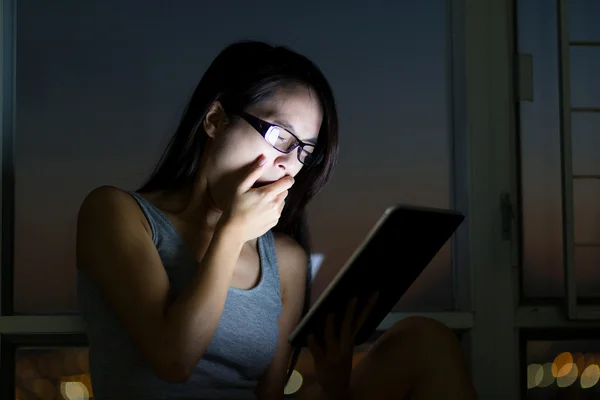 Mulher com tablet pc sentindo-se cansado — Fotografia de Stock