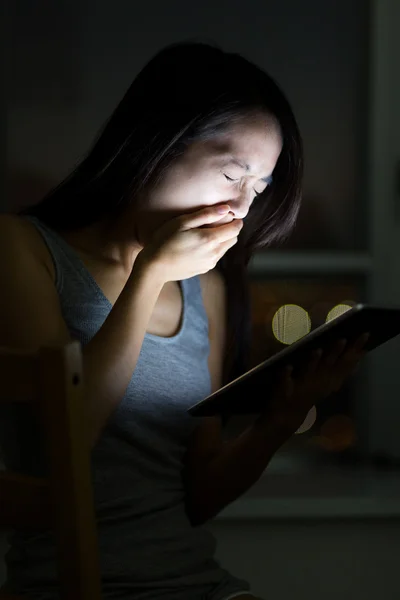 Žena s tablet pc pocit únavy — Stock fotografie