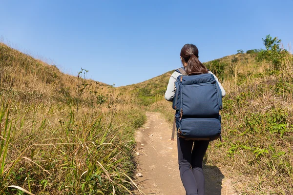 アジアの女性の山々 でハイキングに行く — ストック写真