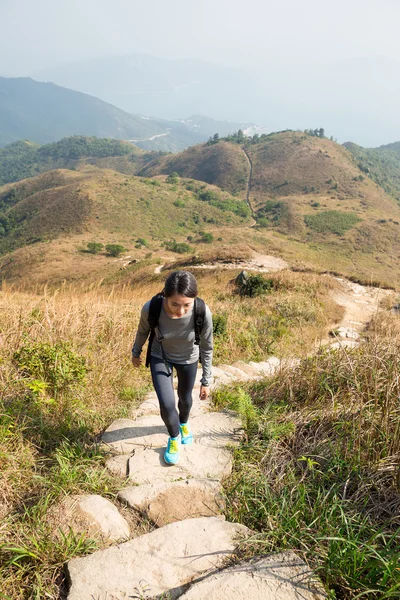 女人走到那座山的顶部 — 图库照片