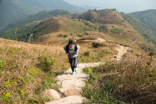 女人走到那座山的顶部 — 图库照片