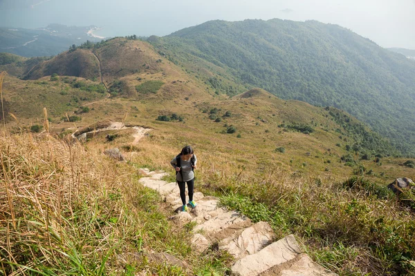 女人走到那座山的顶部 — 图库照片