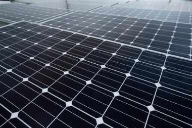 Binanın çatısında güneş panelleri