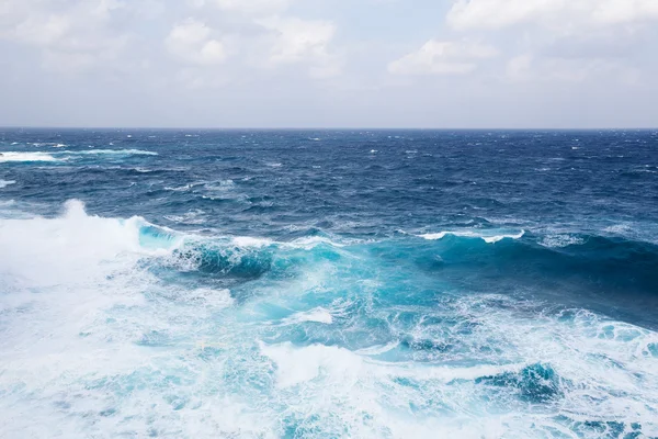 Blå havet ytbehandlar och vågor — Stockfoto