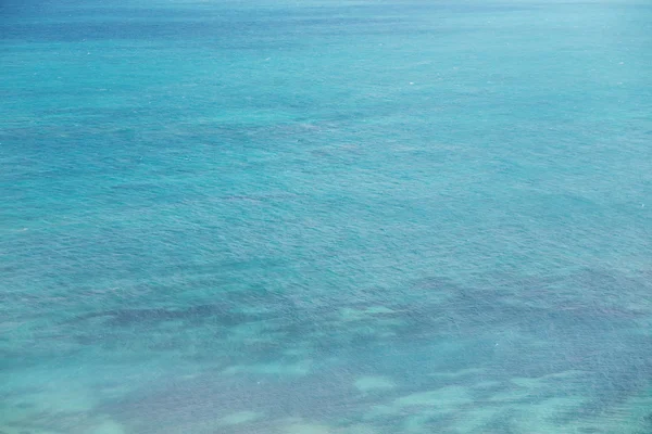 Blaue Meeresoberfläche und Wellen — Stockfoto