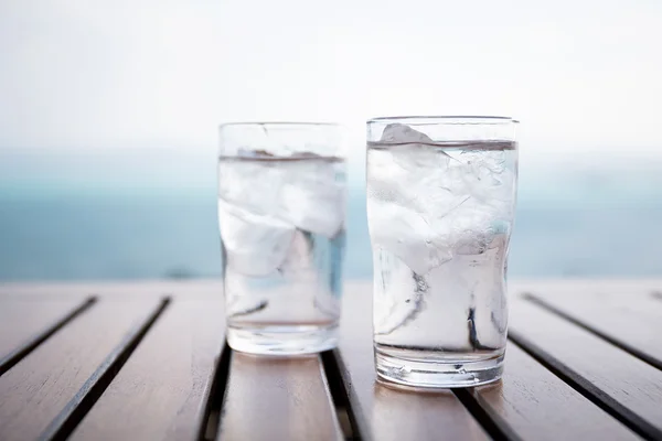Dois copos de água com gelo — Fotografia de Stock