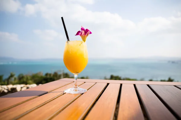 Glass appelsinjuice på trebord – stockfoto