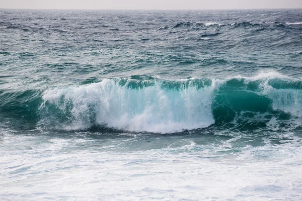 Vågor i blå havet — Stockfoto