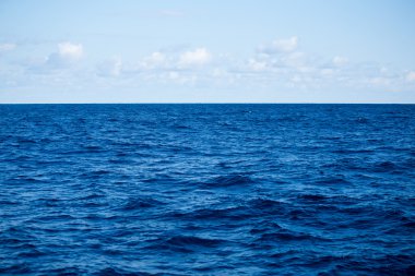 mavi deniz yüzeyi ve dalgalar