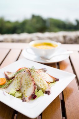 Ahtapot sashimi ve çorba