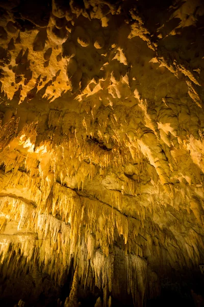 Stalactites à l'intérieur grotte — Photo