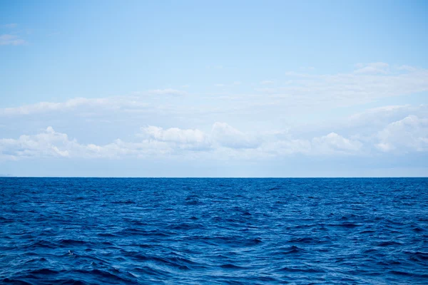 Blå havet ytbehandlar och vågor — Stockfoto