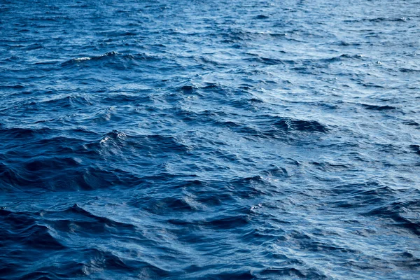 Blaue Meeresoberfläche und Wellen — Stockfoto