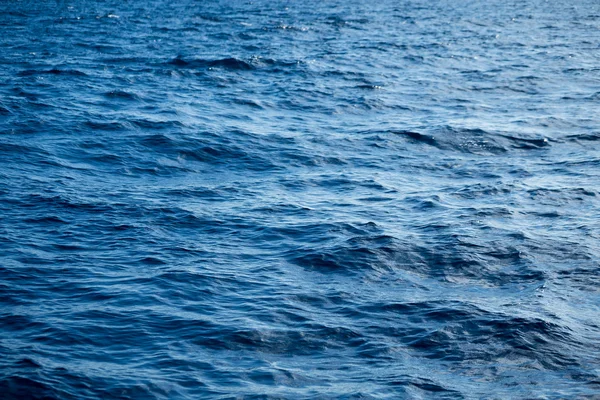 Superfície azul do mar e ondas — Fotografia de Stock