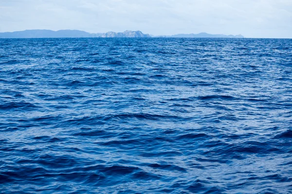 Blå havet ytbehandlar och vågor — Stockfoto