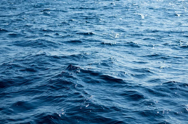 Superficie azul del mar y olas — Foto de Stock