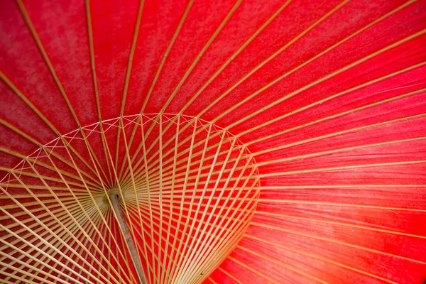 Parapluie japonais en bambou rouge — Photo