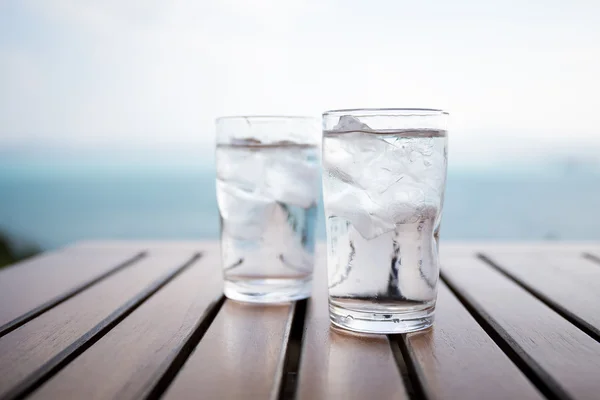 Dwie szklanki wody z lodem — Zdjęcie stockowe