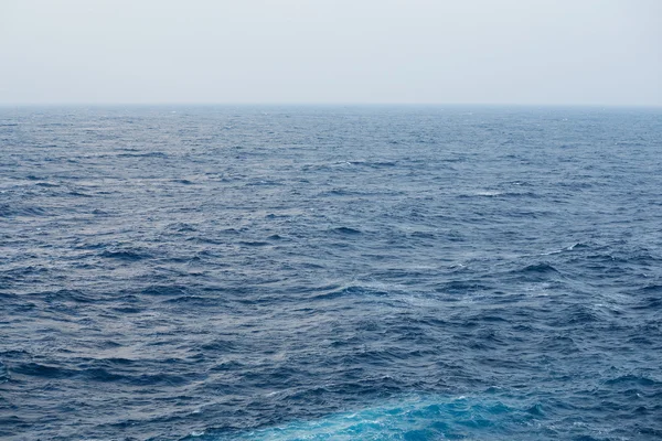 Blå havet ytbehandlar och vågor — Stockfoto