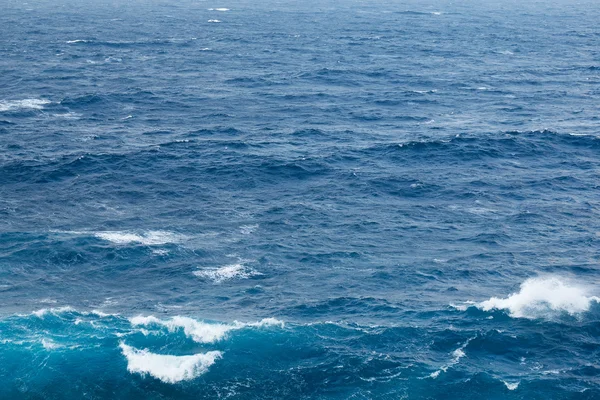 Blå havet ytbehandlar och vågor — Stockfoto