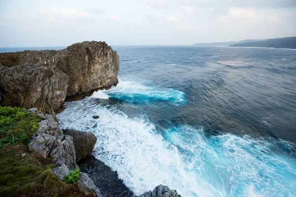 Vågorna kraschar över rock formation klippa — Stockfoto