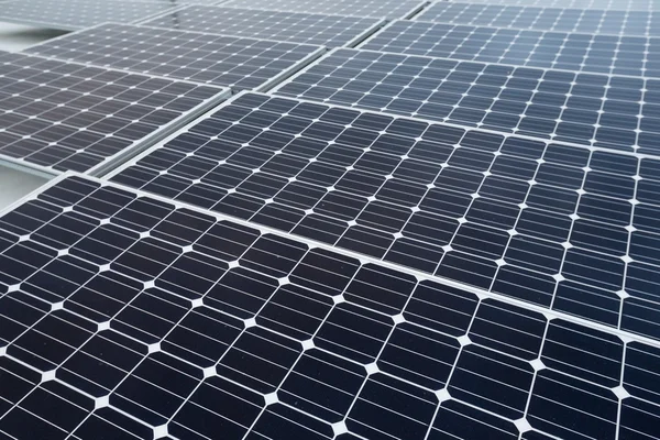 Binanın çatısında güneş panelleri — Stok fotoğraf