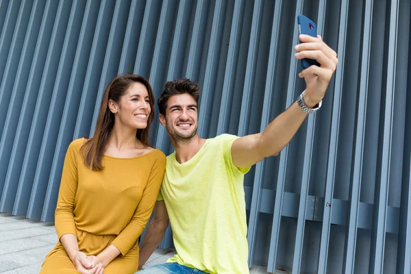Couple takes selfie by mobile phone — Stock Photo, Image
