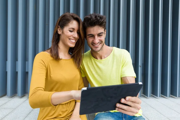 Kaukasisk par ved hjælp af tablet pc - Stock-foto