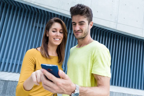 Cep telefonu açık, kullanarak çift — Stok fotoğraf