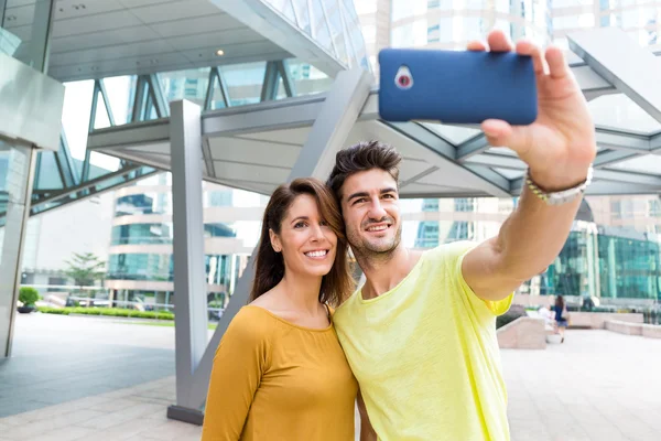 Couple takes photo by smartphone — Stock Photo, Image