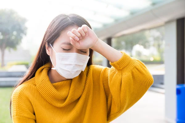 Vrouw dragen gezichtsmasker gevoel ziek — Stockfoto