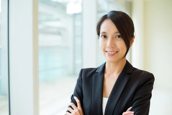 Junge asiatische Geschäftsfrau in Business-Anzug — Stockfoto