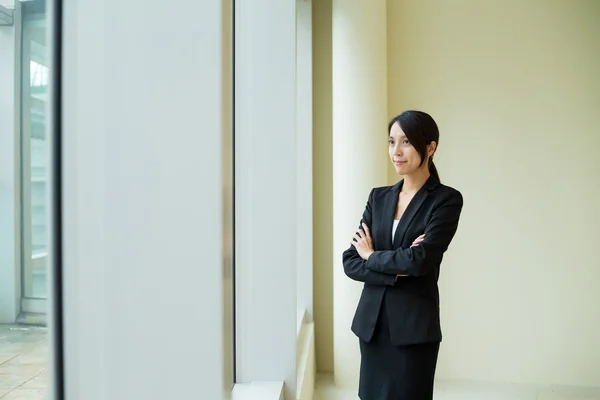 Young asian businesswoman in business suit — Stock Photo, Image