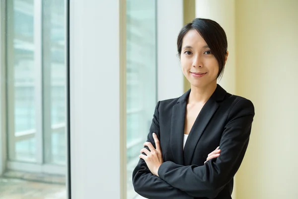 Junge asiatische Geschäftsfrau in Business-Anzug — Stockfoto