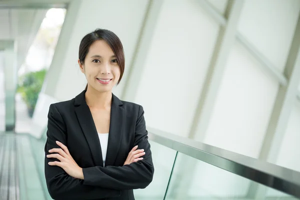 Junge asiatische Geschäftsfrau in Business-Anzug — Stockfoto