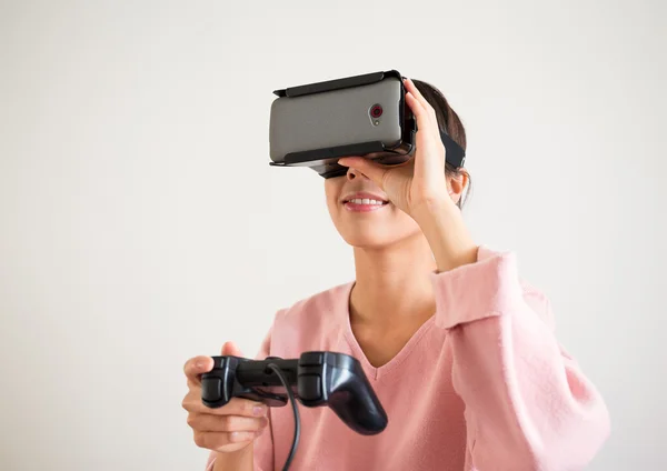 Femme avec dispositif de réalité virtuelle — Photo
