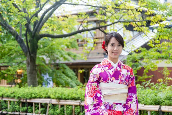 Mujer asiática usando kimono japonés — Foto de Stock