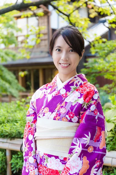 Mulher asiática vestindo quimono japonês — Fotografia de Stock