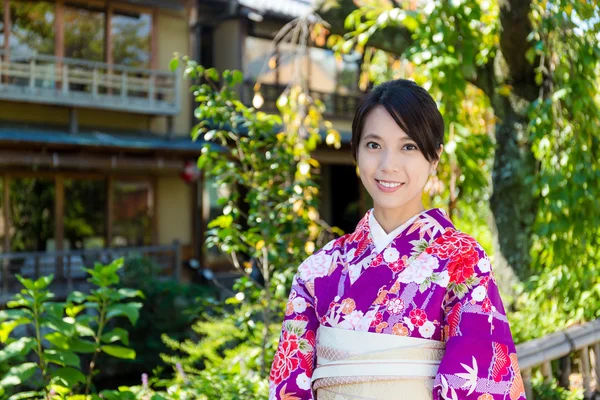 Asiatisk kvinna bär japansk kimono — Stockfoto
