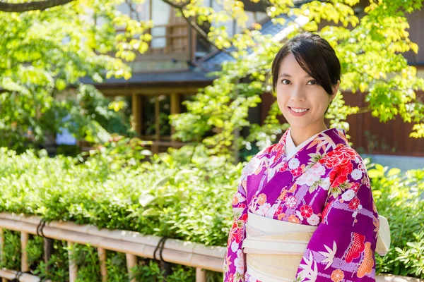 Asiatique femme portant japonais kimono — Photo